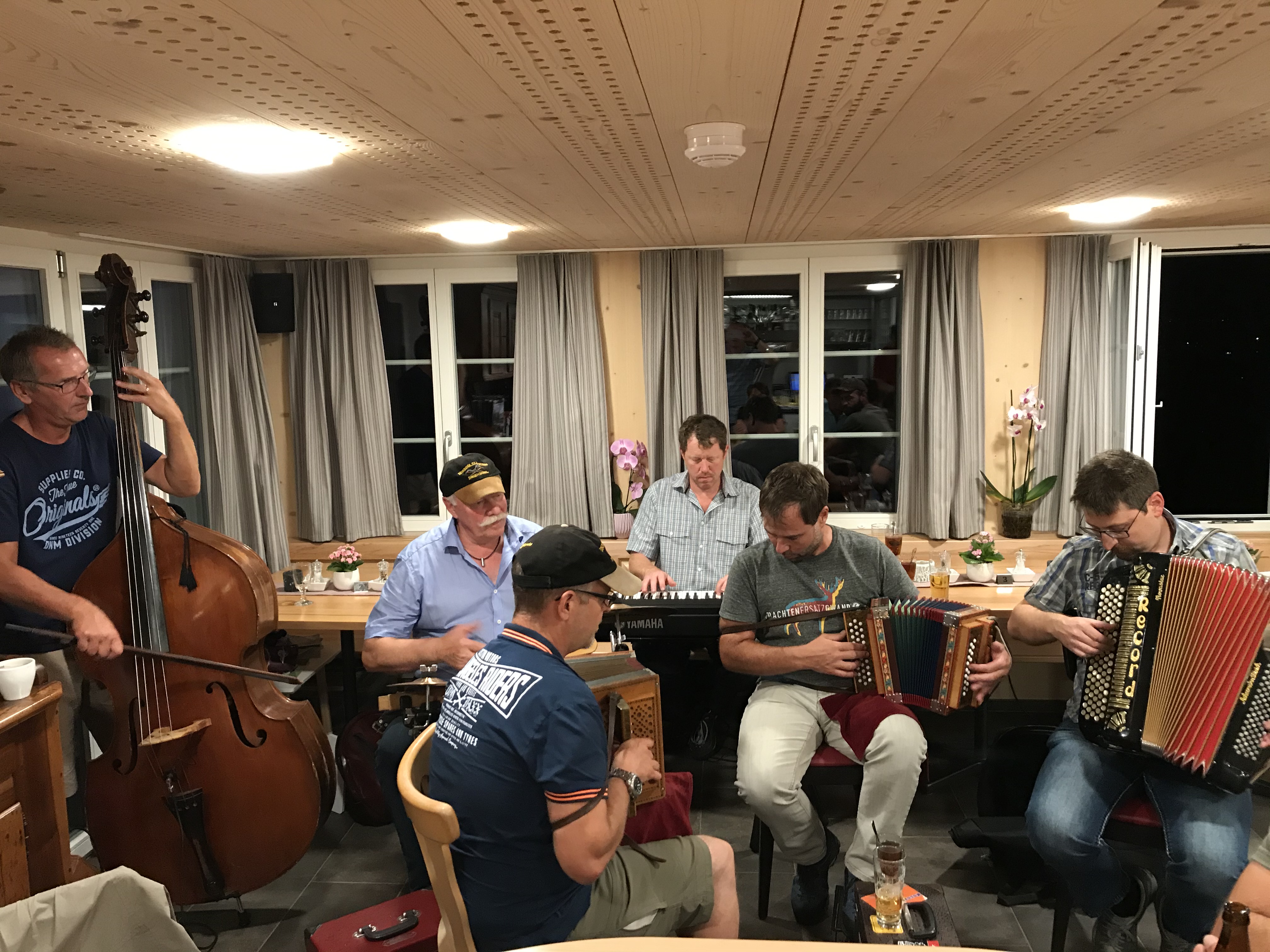 Nu schnell chli Musig dinnä wegem Rege vorem leider zu früehne Fyrabig.
Bim Mosi-Wysel heds de nu Schwarzes gä!